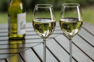 Copas de vino blanco